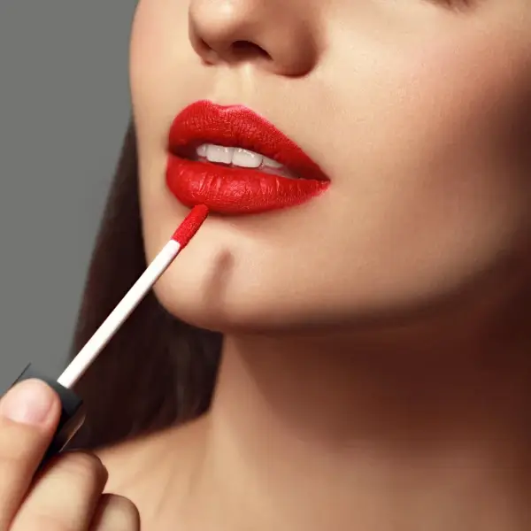 כיצד למרוח ליפסטיק בכל פעם?