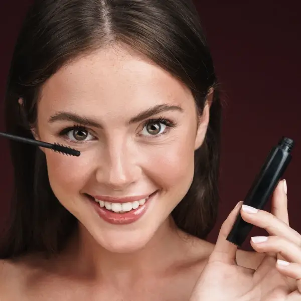 כיצד למרוח מסקרה מומלצת כמו מאפרת מקצועית