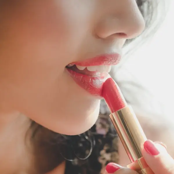 כמה דרכים להשתמש בשפתון מנפח שפתיים