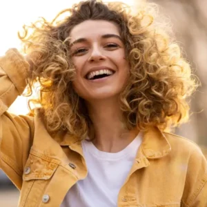 איך לגדל שיער מתולתל ארוך יותר?