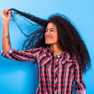 איך להחליק שיער מקורזל?