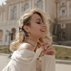 איך להשיג שיער בלונדיני מחום כהה?