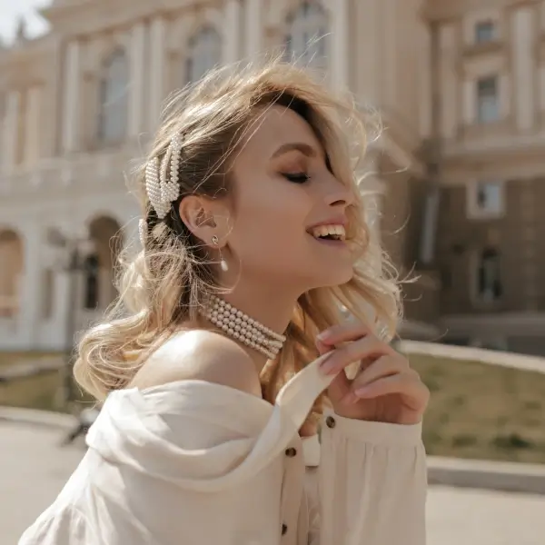 איך להשיג שיער בלונדיני מחום כהה?