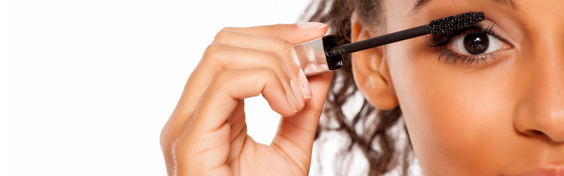 איך להשתמש במסקרה על הריסים התחתונים