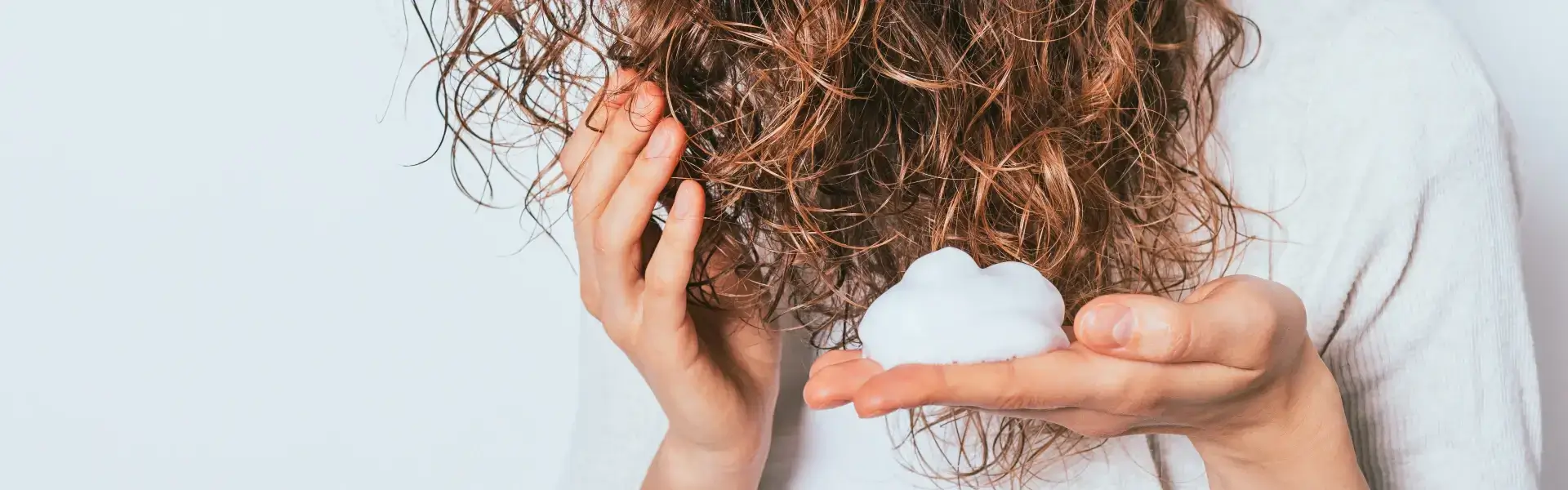 איך לבצע עיצוב שיער מתולתל באופן טבעי