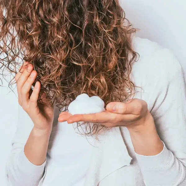 איך לבצע עיצוב שיער מתולתל באופן טבעי?
