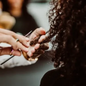 איך לגזור שיער מתולתל?