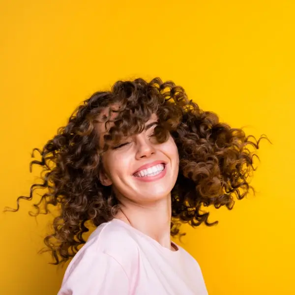 איך לטפל בשיער המתולתל שלך?