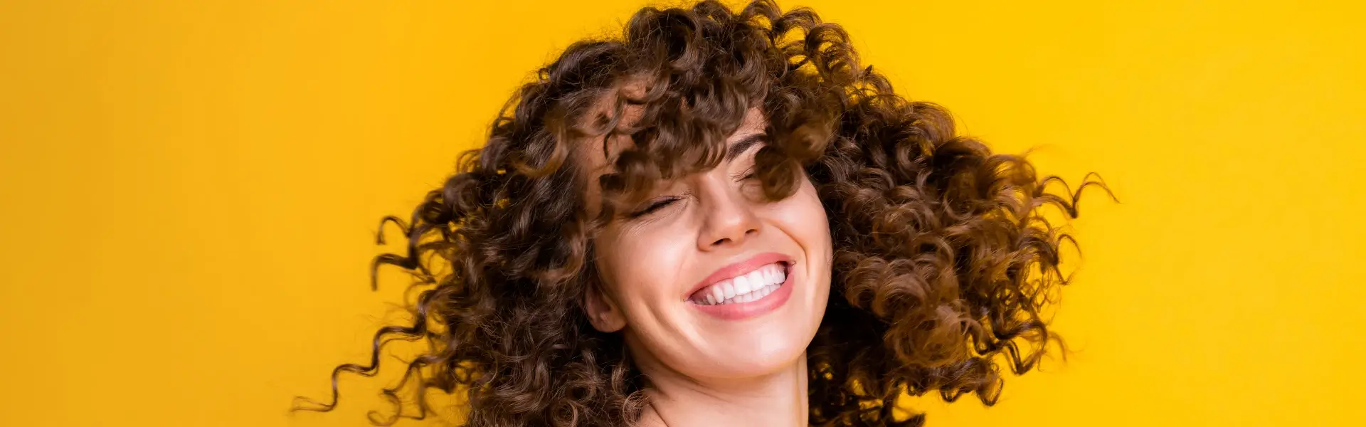 איך לטפל בשיער המתולתל שלך