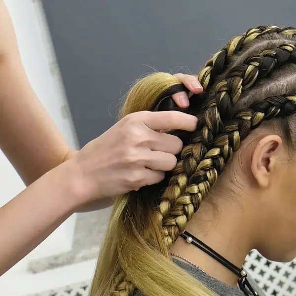 איך ליצור צמה צרפתית?