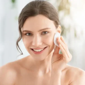 כיצד להחליק את העור בעזרת קרצוף פנים טבעי?