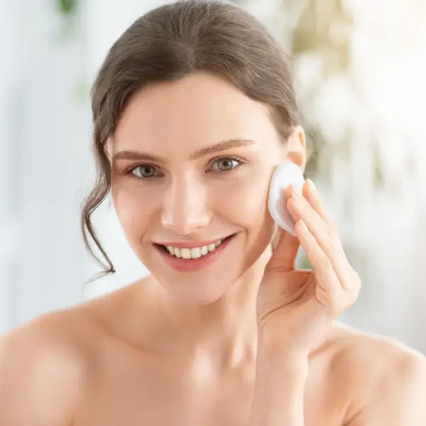 כיצד להחליק את העור בעזרת קרצוף פנים טבעי?