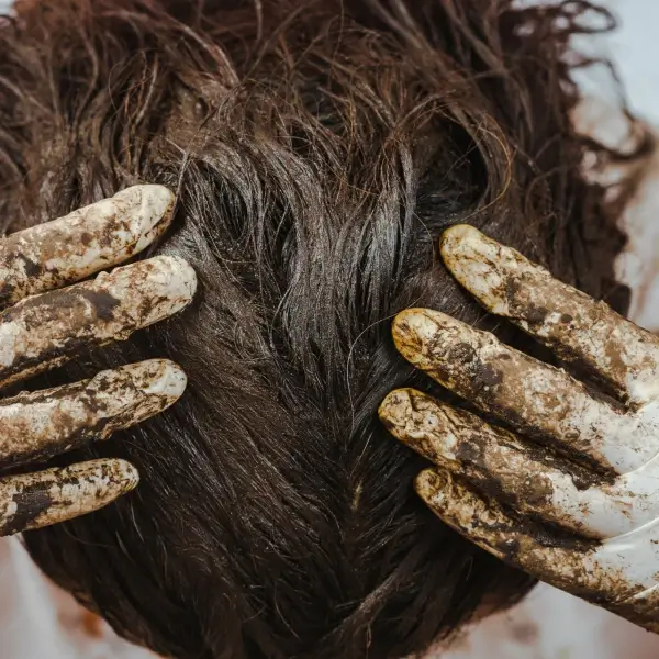 כיצד למרוח חימר על השיער?