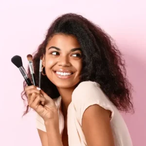 כיצד למרוח מייקאפ על עור יבש?