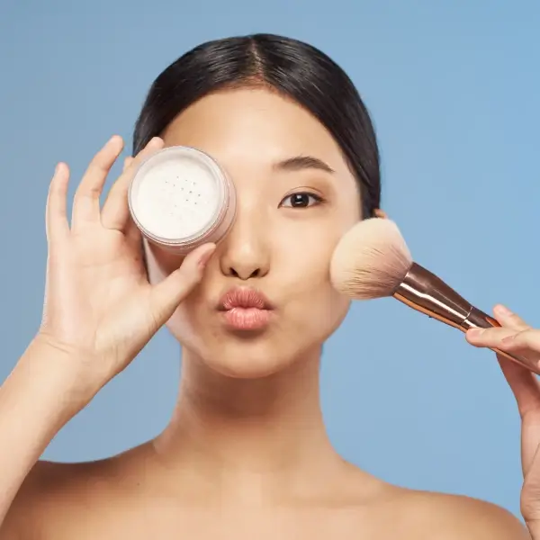 כיצד לכסות צלקות אקנה עם איפור?