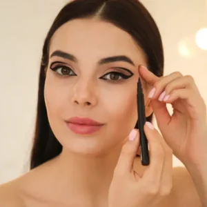 כיצד למרוח עיפרון אייליינר?