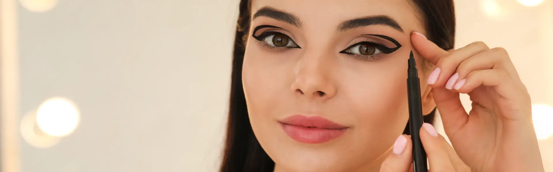 כיצד למרוח עיפרון אייליינר