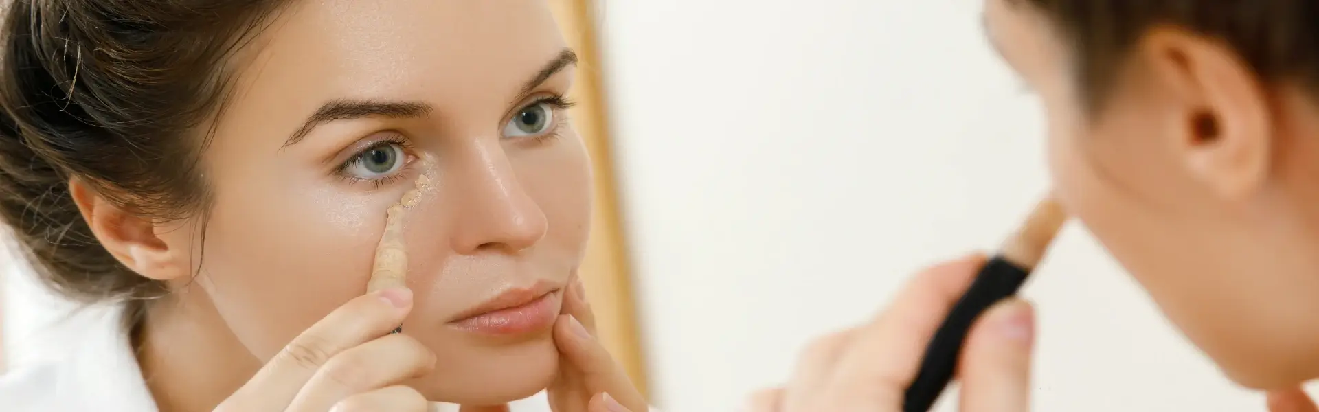 ליישם את הבסיס והקונסילר בצורה נכונה