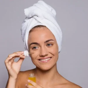 כיצד להשתמש בחומצה היאלורונית ורטינול יחד לעור קורן?