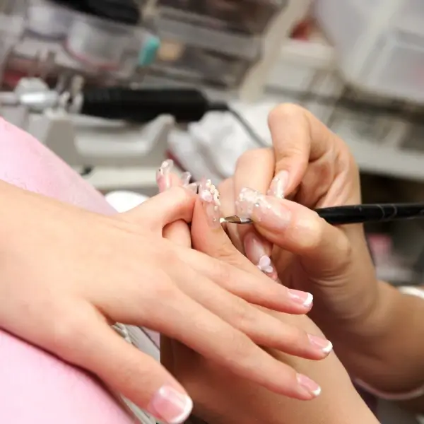 כיצד לנקות מברשת אקרילית לציפורניים?