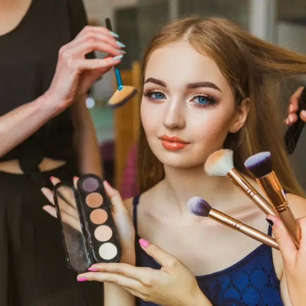 כיצד ליצור מראה נטול ריכוז עם איפור טבעי?