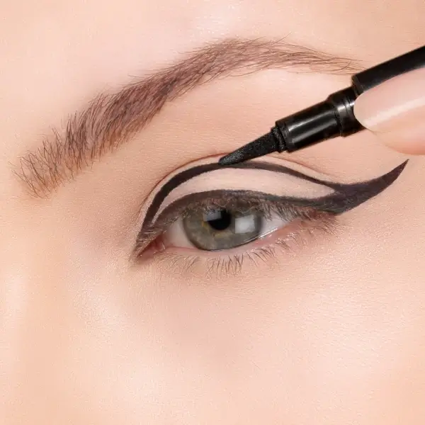 איך לשים אייליינר? הכלים, הטכניקות והבחירה הנכונה