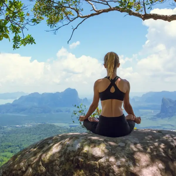 מדיטציה להורדת לחץ: כלים וטכניקות לשלווה בחיי היומיום