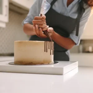 עוגות מעוצבות בעידן הוויראלי: יצירת סיפור דרך עוגה מעוצבת