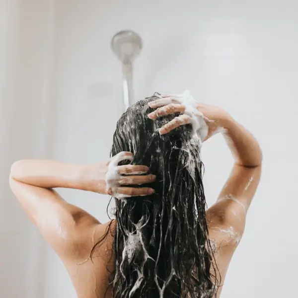 שמפו ומרכך ללא מלחים: התוכנית המושלמת לשיער נקי מקשקשים