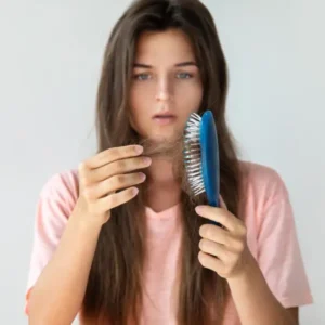 טיפול טבעי בנשירת שיער: מדריך המומחים לשיקום השיער