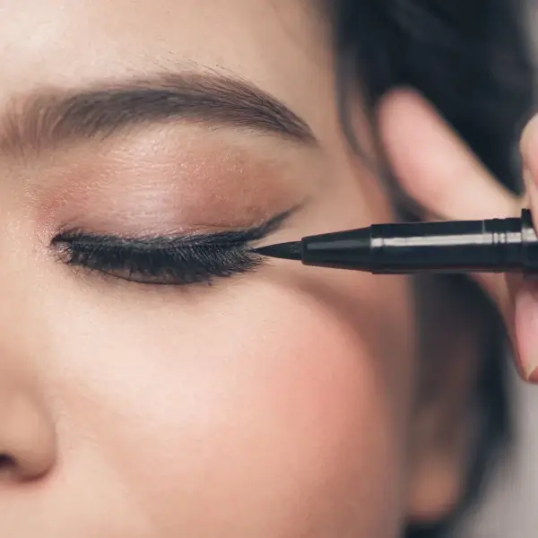 אייליינר טוש גייד: המדריך המלא למראה מושלם