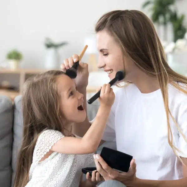 איפור לילדות – הדרך הבטוחה והמהנה להציג את עולם היופי לילדים