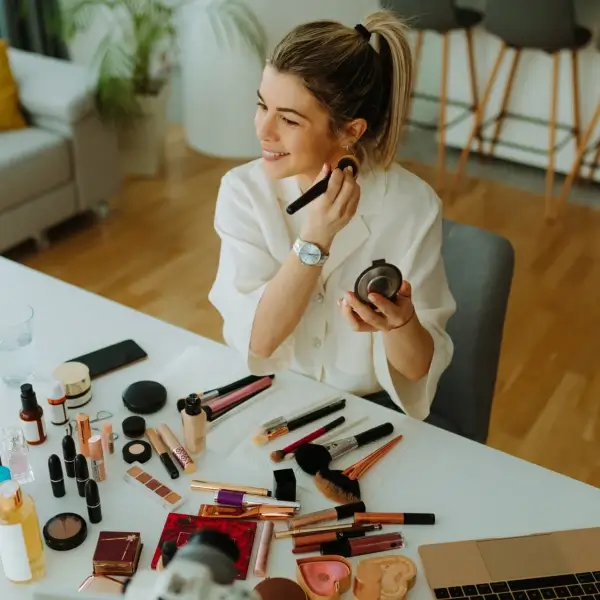 חזרה לעתיד: טרנדים מרעננים באיפור לשנת 2024