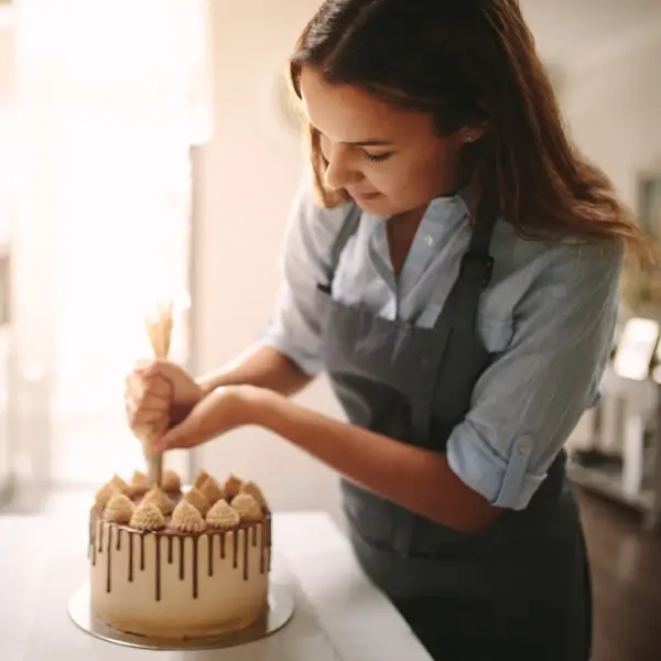 מתוק ומעוצב: המדריך המלא ליצירת עוגות מרהיבות