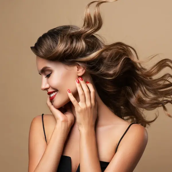 פתרונות יצירתיים לשיער: מדריך עיצוב לשנת 2024