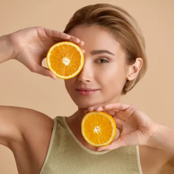 חומצה היאלורונית וויטמין C: השותפים המושלמים לעור זוהר ב-2024