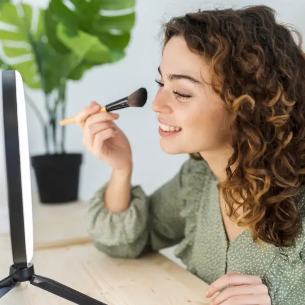 בין הקווים: השפעת האיפור על התפיסה העצמית