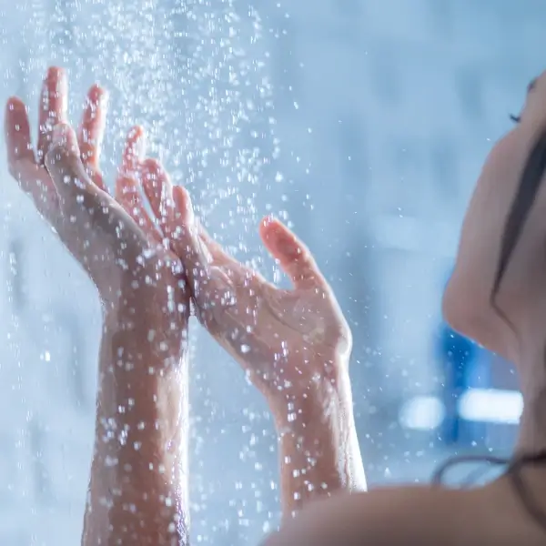 סדר נכון למריחת מוצרים לאחר מקלחת מקיפה: טיפוח עור מראש ועד רגל