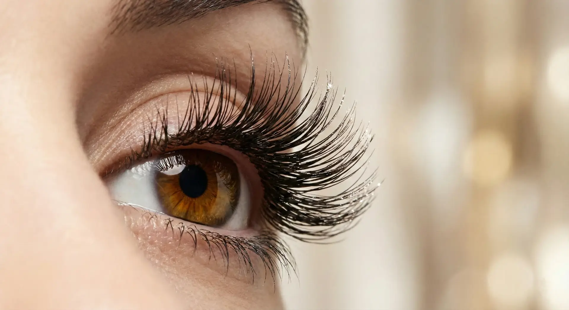 ריסים ארוכים ומלאים