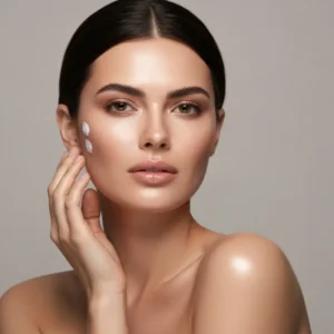 קמטוטים סביב העיניים מקריאה: איך מאמץ ראייה ממושך מזרז קמטים (ו-5 הרגלים שיצילו את הזוהר שלך)