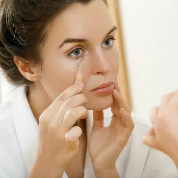 ליישם את הבסיס והקונסילר בצורה נכונה